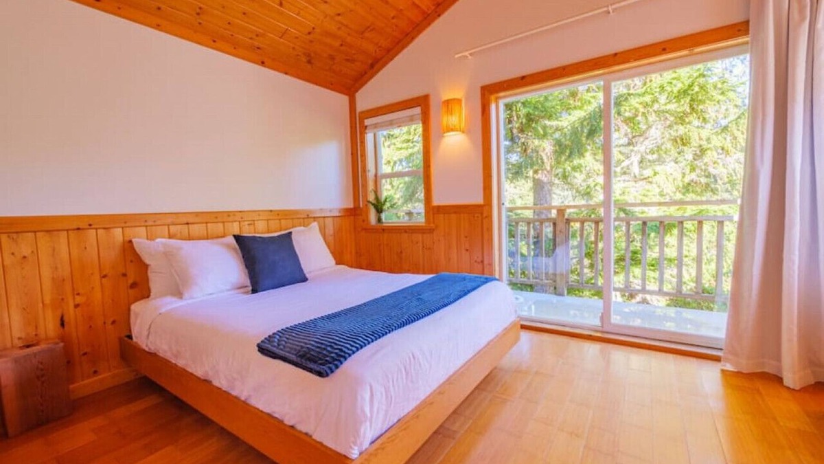 Ucluelet Cabin | The Perch | Relaxing 2 Bed Cabin + Hot Tub, Patio, and Inlet Views