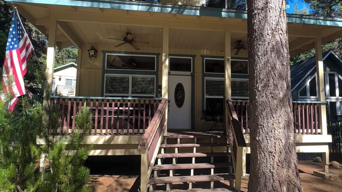 Lake Almanor Country Club House | The PERFECT Family Cabin Retreat! Steps from the Lake, REC area, & Park!