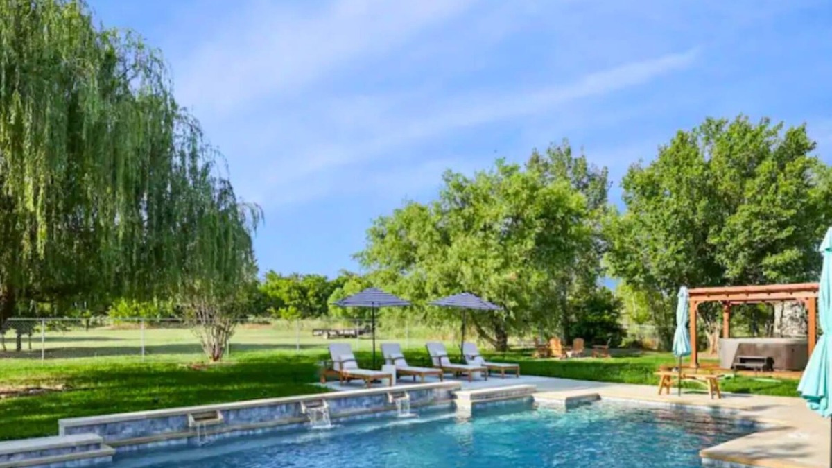Ponder House | The Perfect Getaway 5BR/4BA with Pool and Hot Tub