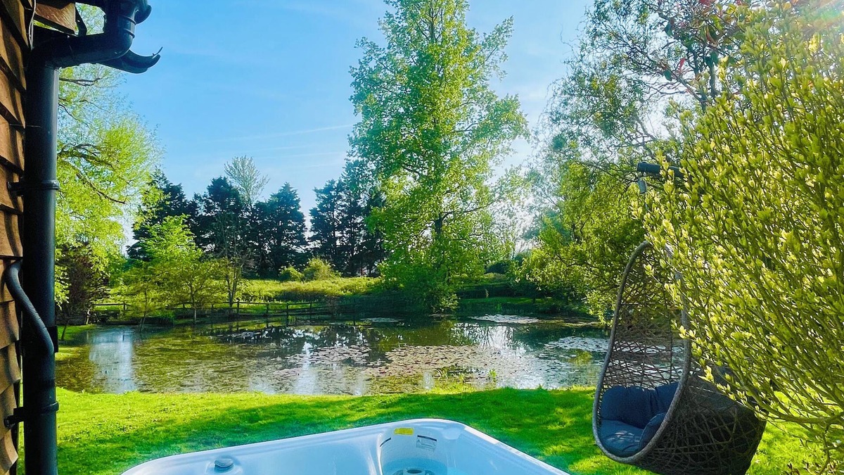 Ringmer House | The perfect getaway. Set in stunning gardens overlooking a beautiful lake