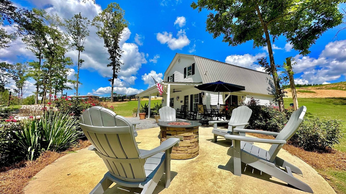 Cedar Bluff House | The Perfect Getaway at "The Rose Cottage". Hot tub, fire pit, kayaks & lake!