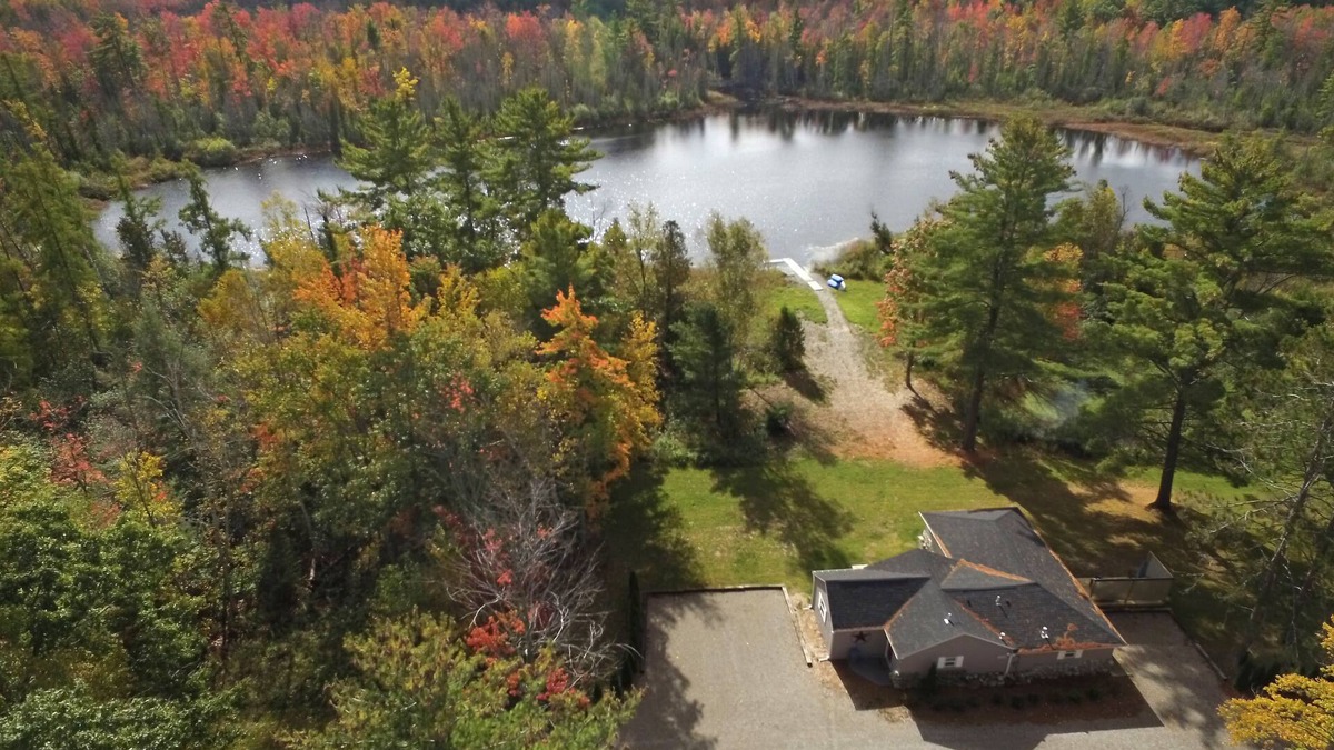 Interlochen House | The Perfect Getaway *Sleeps 4 *Pet Friendly *Traverse City *Crystal Mountain