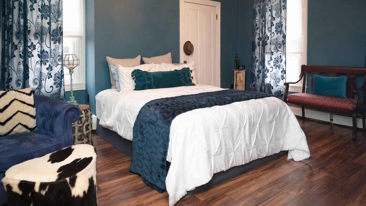 Burlington House | The Perfect Home Away From Home. Enjoy a Great Couples Getaway.