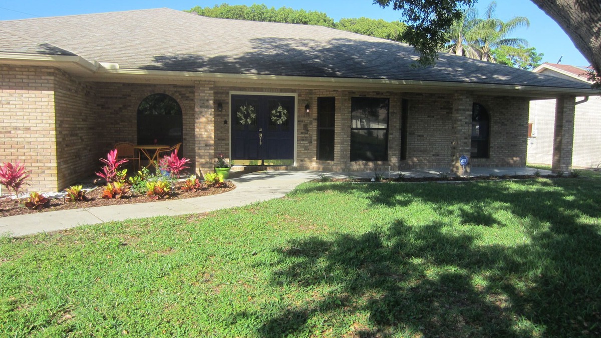 Deltona Lakes House | The perfect home base for exploring Florida! 3BR, 2BA executive home with Pool