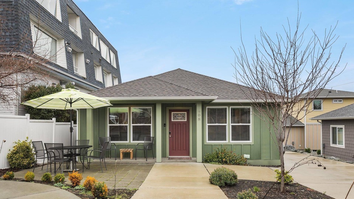 Anacortes House | The Perfect Jumping Off Point! Free WiFi and Great Location!