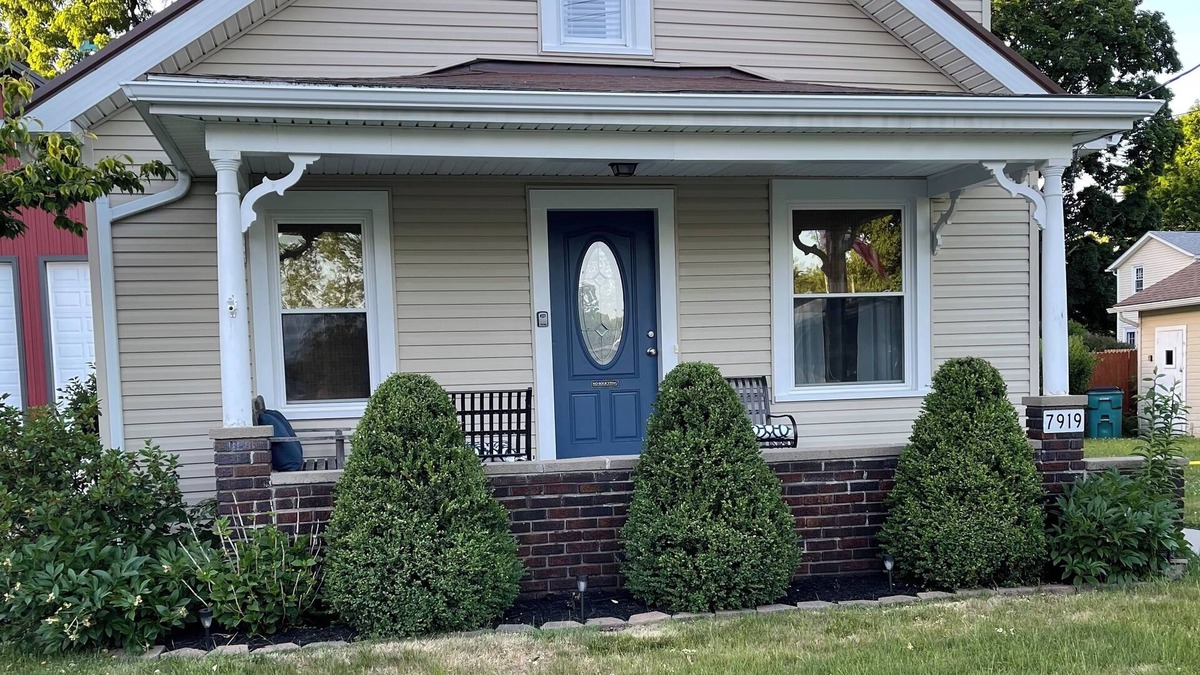 Shore House | The Perfect Location! Cozy Cottage in Grand River Valley's Wine Country!
