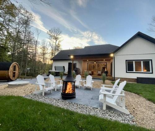 Huntsville House | The Perfect Muskoka Spa Retreat w/ Hot Tub & Sauna