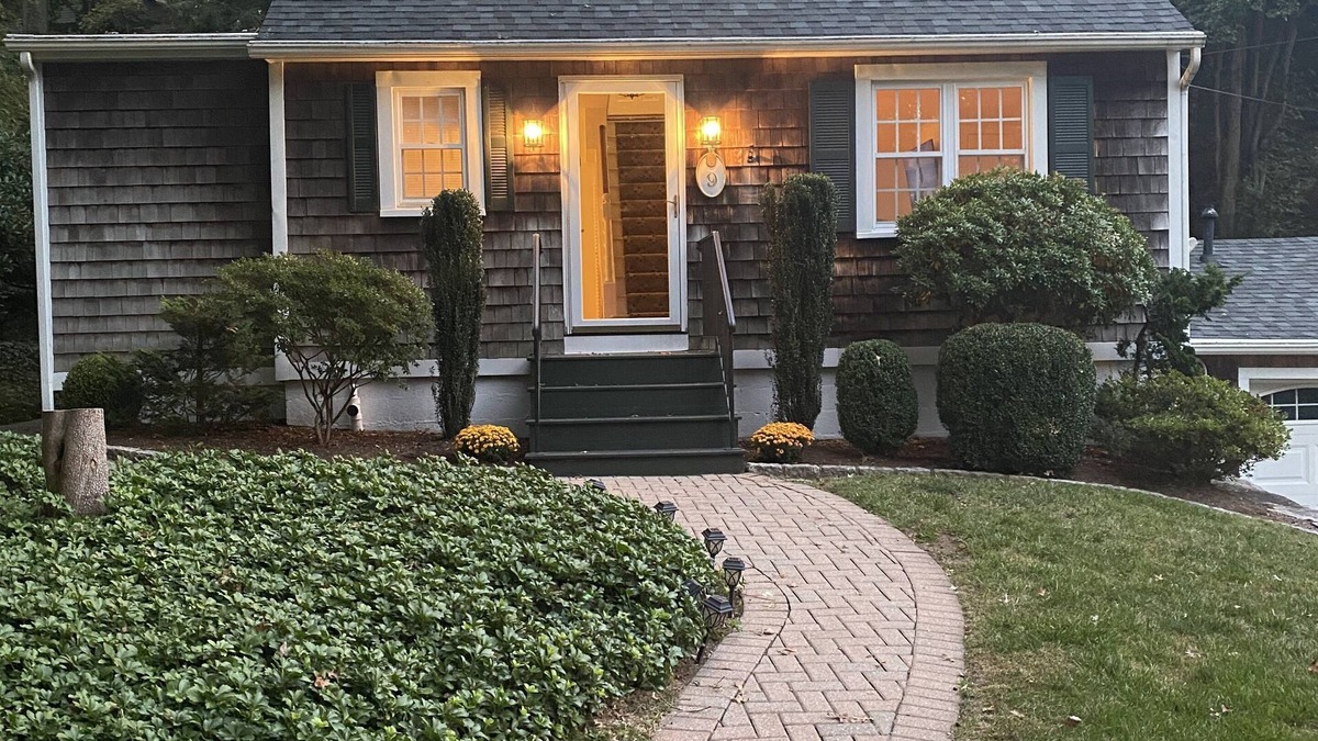 Essex Cottage | The perfect New England getaway only a 10 minute walk to downtown!