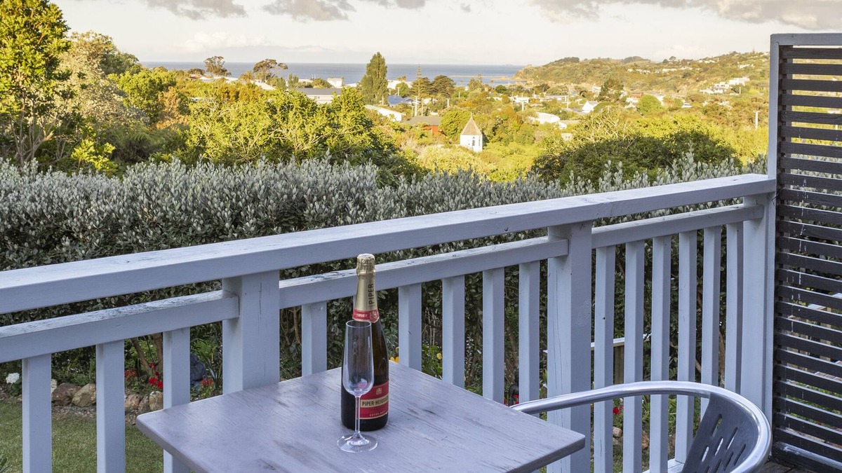 Oneroa Apartment | The Perfect Place for Romance, Private and Modern With Spectacular Views