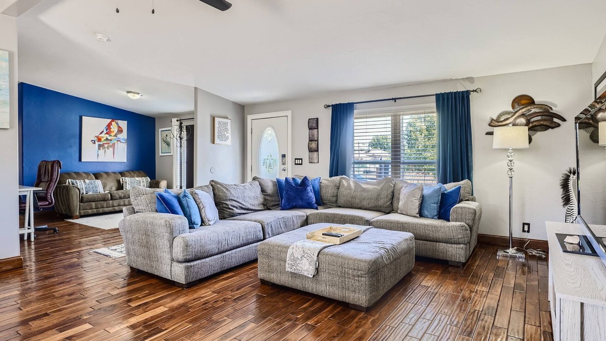 Lakewood House | “ The Perfect Spot” In the heart of the city!