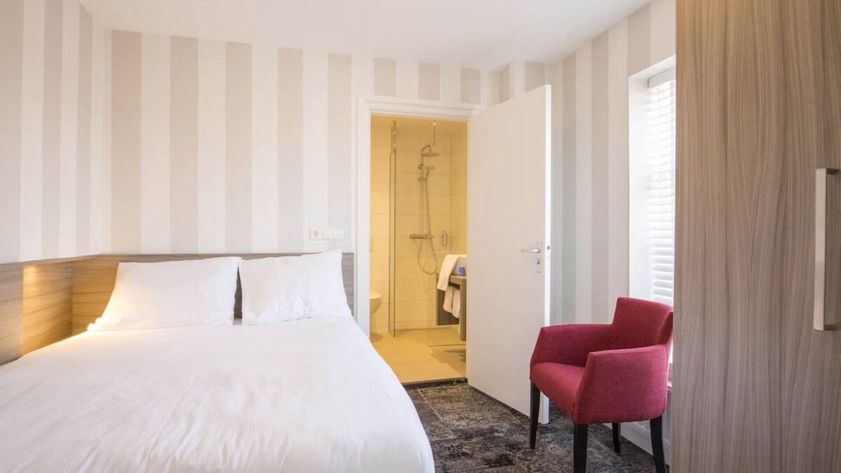 Edelstenenbuurt Hotel | The Perfect Stay for Explorers! Free Breakfast, Onsite Dining!