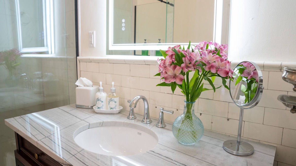 LaGrange Apartment | The Perfect Suite for Matrimony. Historic Luxury in a Charming Town.