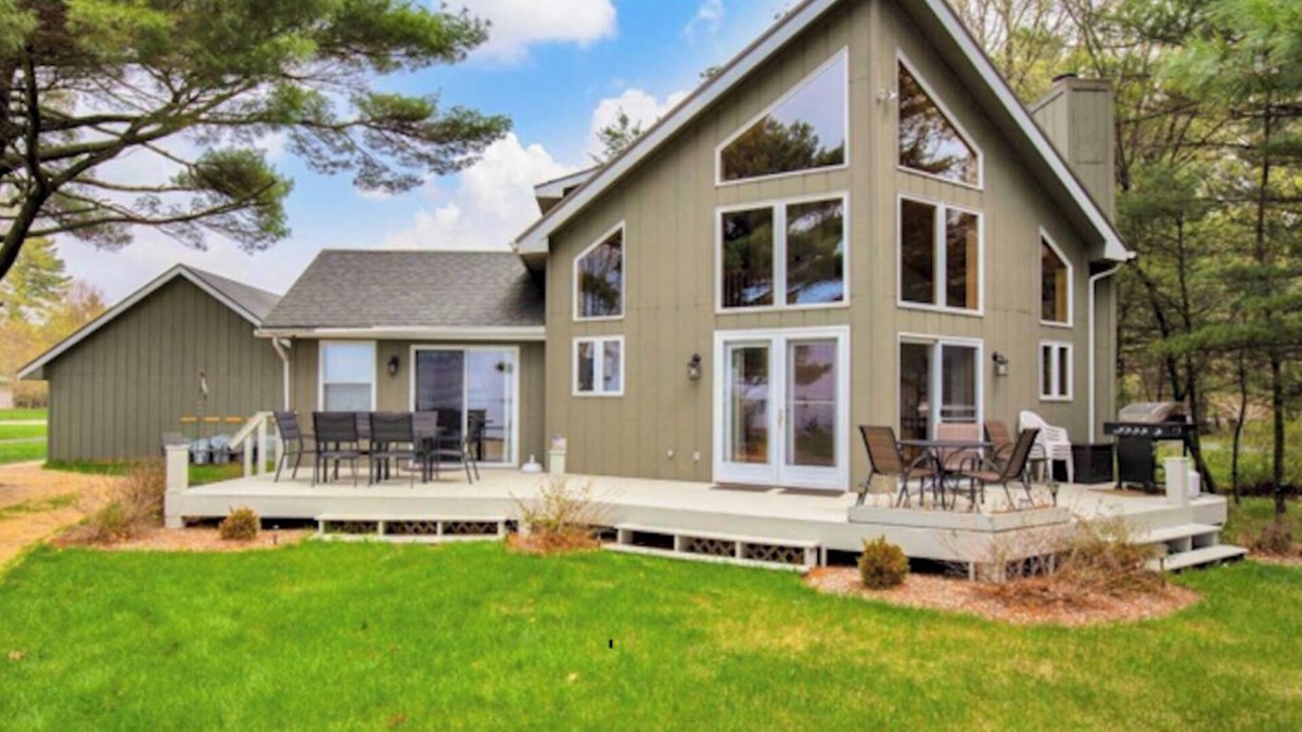 Arkdale House | The perfect water-frontage! Lake access out the back door!