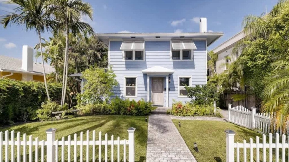 Flamingo Parks House | The Periwinkle House – Bask Poolside at this Sunlit West Palm Retreat