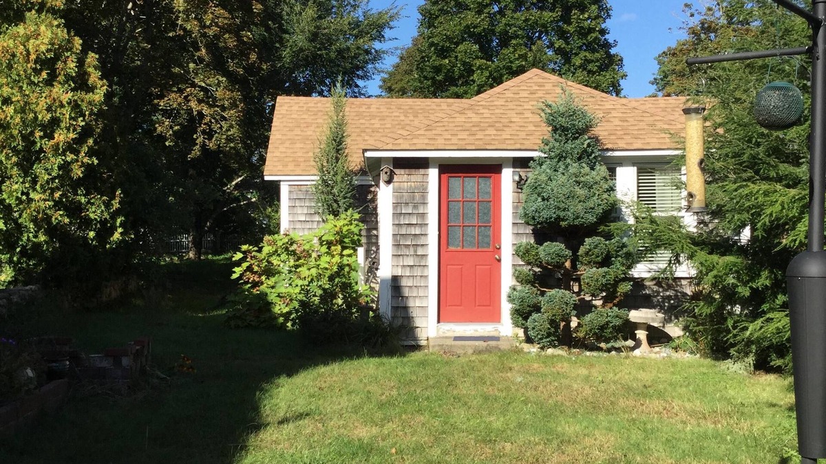 Monument Beach Cottage | The Perrywinkle Cottage located in the charming village of Monument Beach
