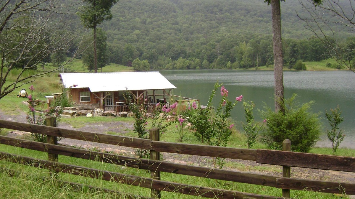 Wildwood Cabin | THE PIER CABIN FISHERMAN'S PARADISE" 334 Luke Ln., Rising Fawn GA