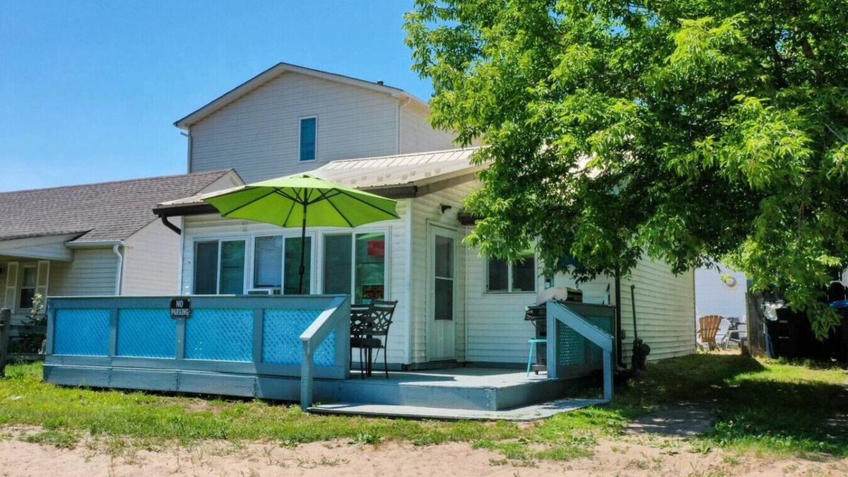 Irving House | The Pietroman: Cottage in Sunset Bay with Fire Pit