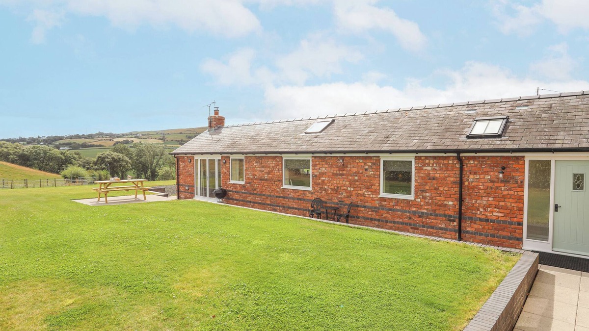St George Cottage | THE PIGGERY, family friendly, with open fire in Abergele