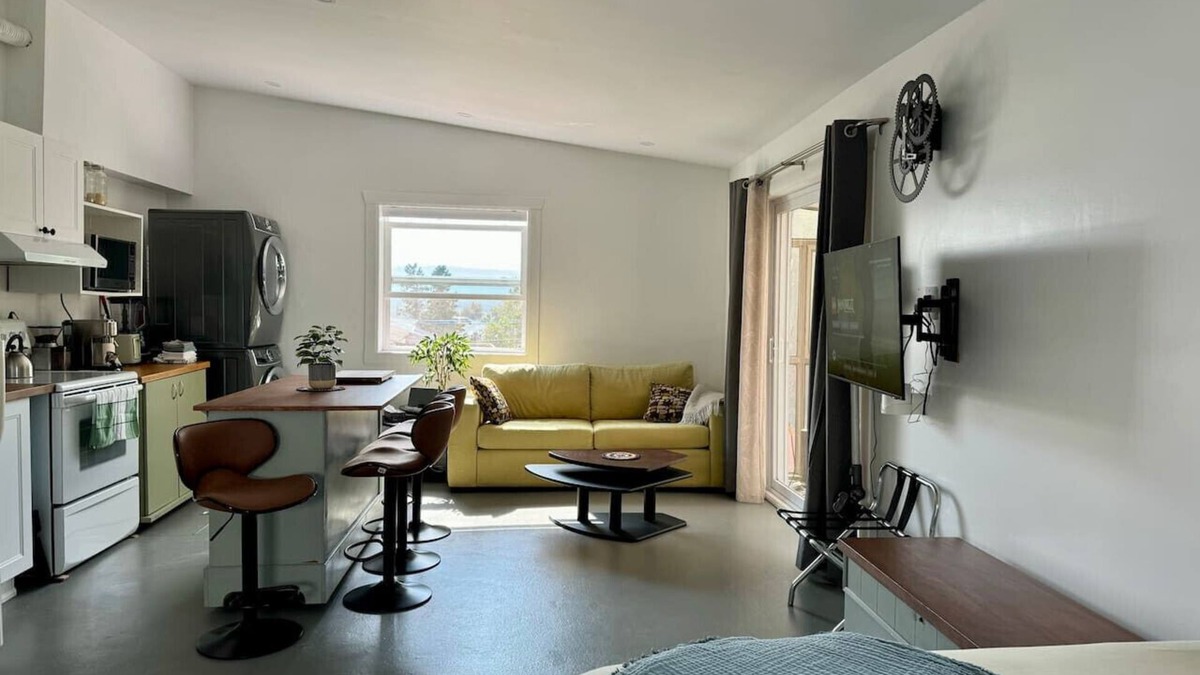 Grandes-Bergeronnes Apartment | The Pilot's Cabin with Solarium