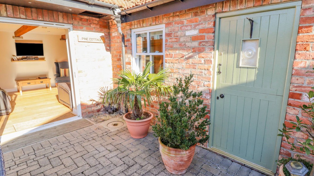 Burgh le Marsh Cottage | THE PINE, pet friendly, with hot tub in Burgh Le Marsh