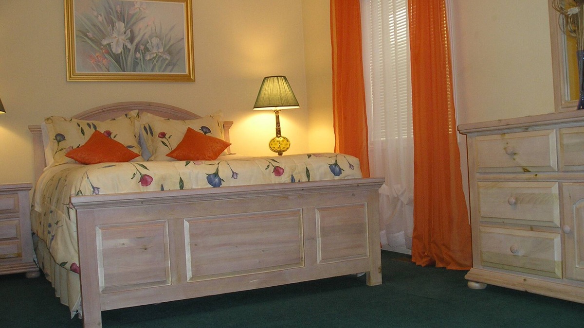 Niagara Falls Bed & Breakfast | The PINE SUITE is one of the SUPERIOR suites in the HOTEL GARNI / B&B