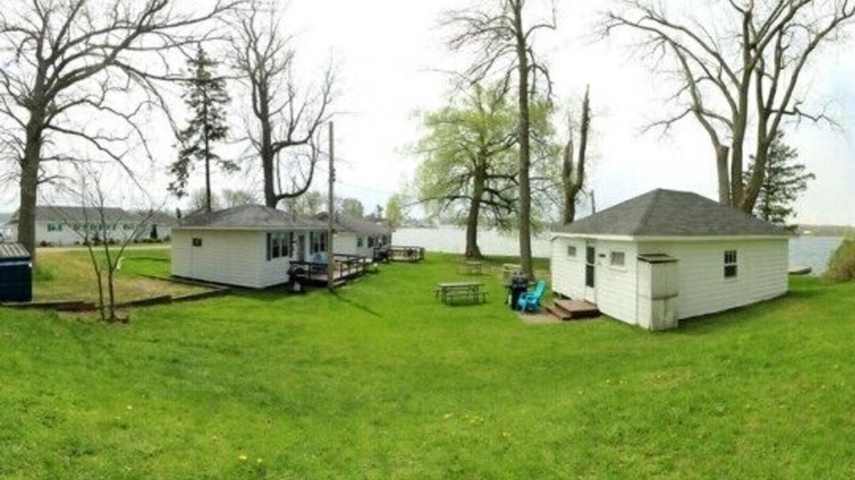 Leeds and the Thousand Islands Resort | The Pines Housekeeping Cottage - Gananoque - Cottage 2