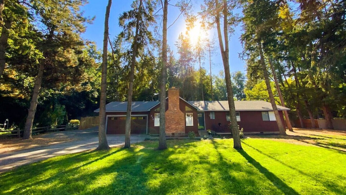 College Place House | The Pines, Newly Remodeled Lodge-Style Home in Quiet Cul-de-Sac
