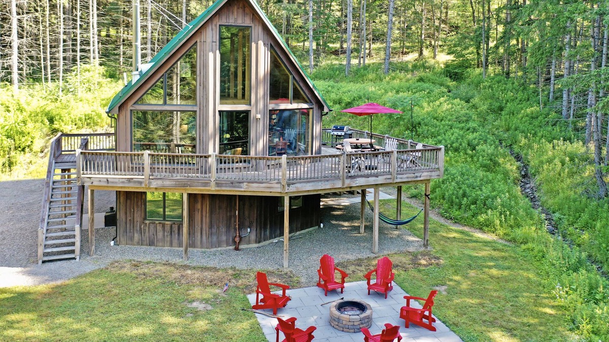 Little Valley Ski Chalet | The Pines on Maples~ Hot Tub ~ Fire Pit & Indoor Fireplace - Game Room