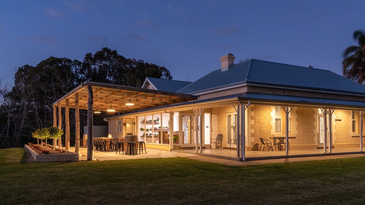 Paringa House | The Pines River Escape Accomodation located minutes from Renmark township