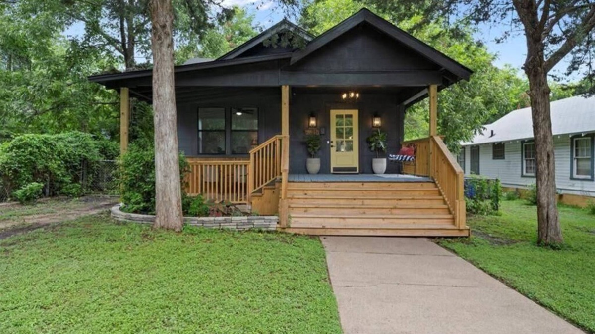 Waco House | The Pinewood House - 3-bedroom house in the heart of Waco