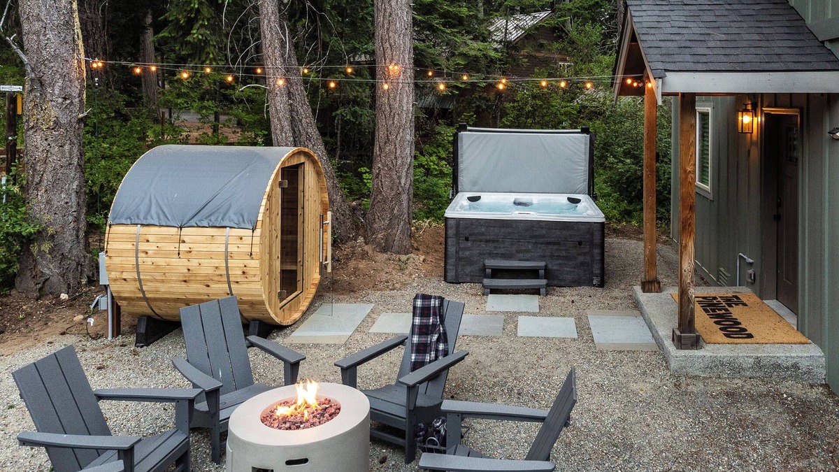 Cle Elum House | The Pinewood is a fully re-decorated mountain home with outdoor sauna, hot tub and fire pit, as well as an indoor wood-burning fireplace, record player and much more!