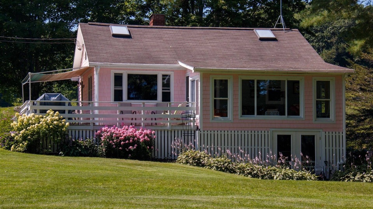 Newcastle Cottage | The Pink Cottage on beautiful Damariscotta Lake.