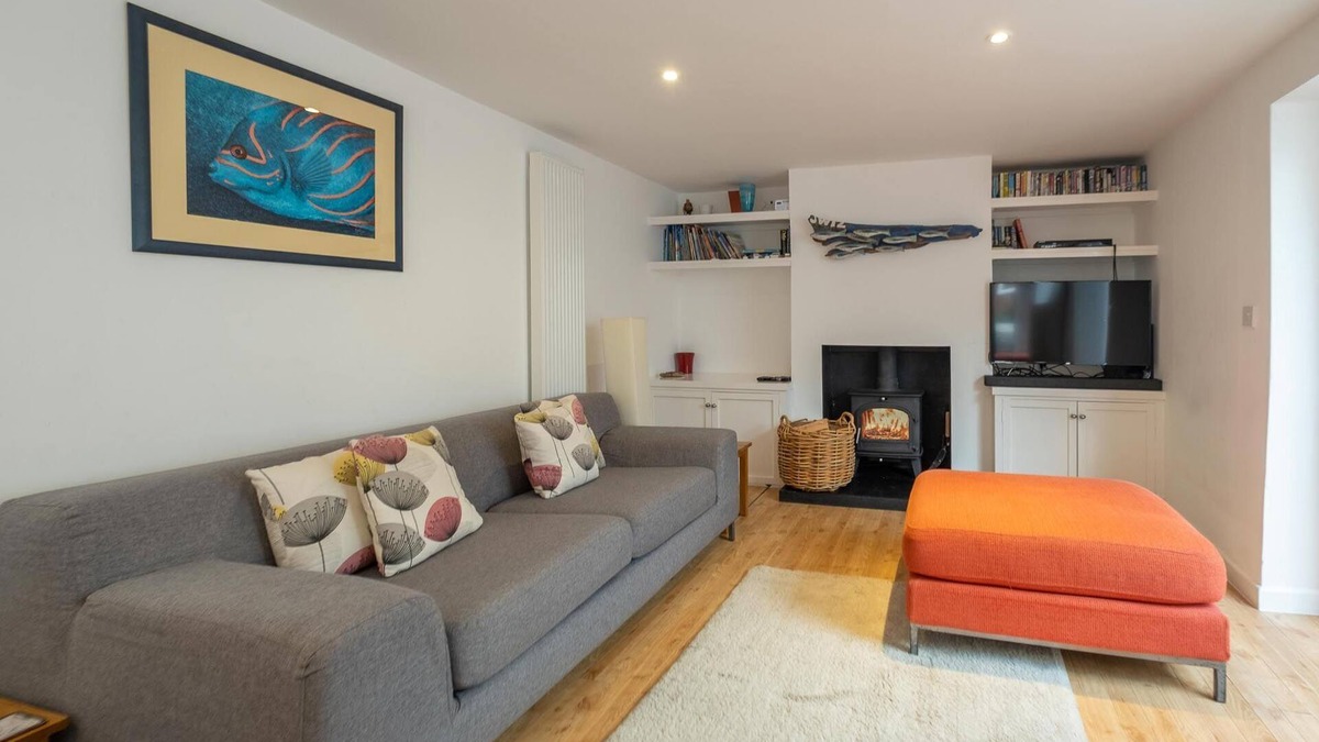 Aldeburgh Cottage | The Pink House, Aldeburgh - sleeps 10 guests in 5 bedrooms