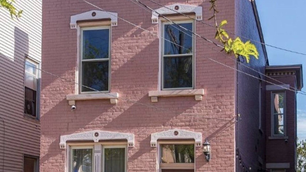 Cincinnati House | The Pink House in Cincinnati - 5 mins from Downtown, OTR, Findlay, & Clifton!n