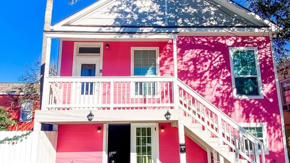 San Jacinto House | The Pink House- just Minutes walk from the Beach!