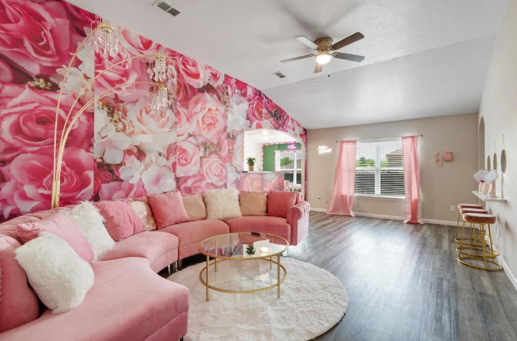 Seagoville Villa | The Pink Manor Nr Downtown