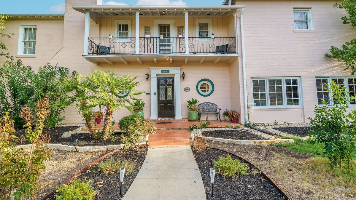 Jefferson House | The Pink Palace - A Historic Oasis - King Beds - Centrally Located