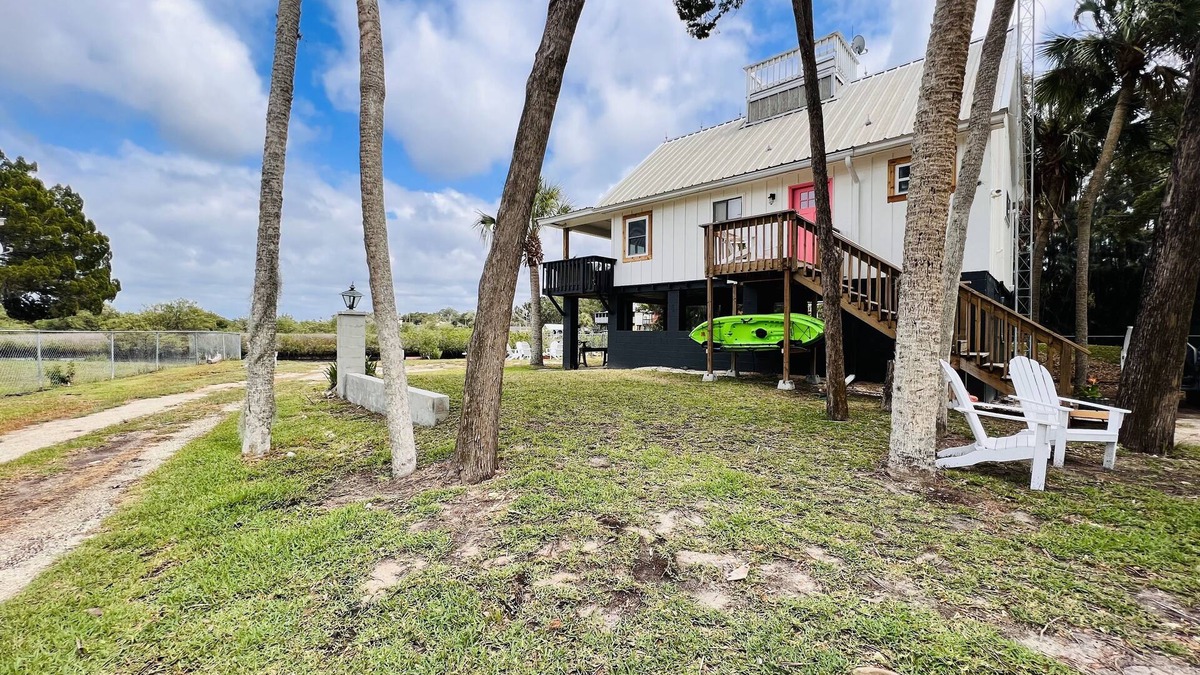 Crystal River House | The Pink Palm - Waterfront - Boat & RV’s Welcome!