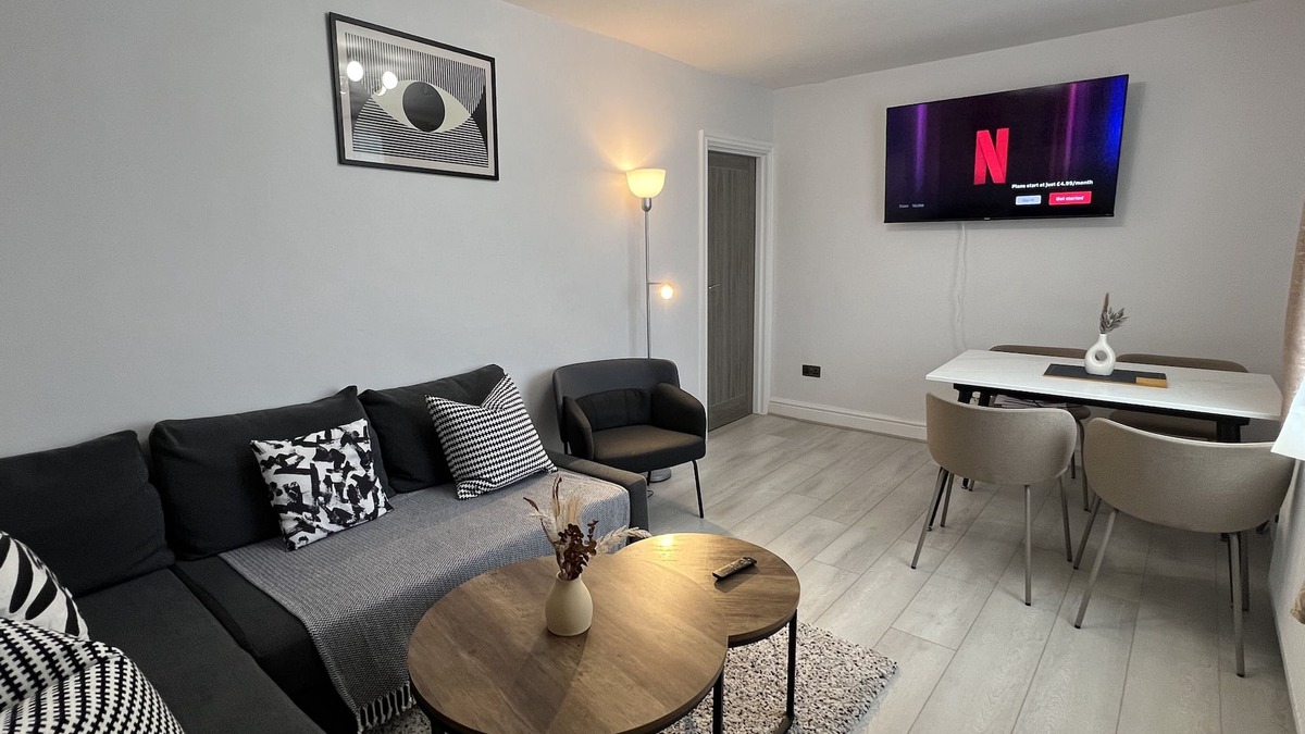 Broadheath House | The place: 3-bed ensuite home, king beds! Airport, Free Parking