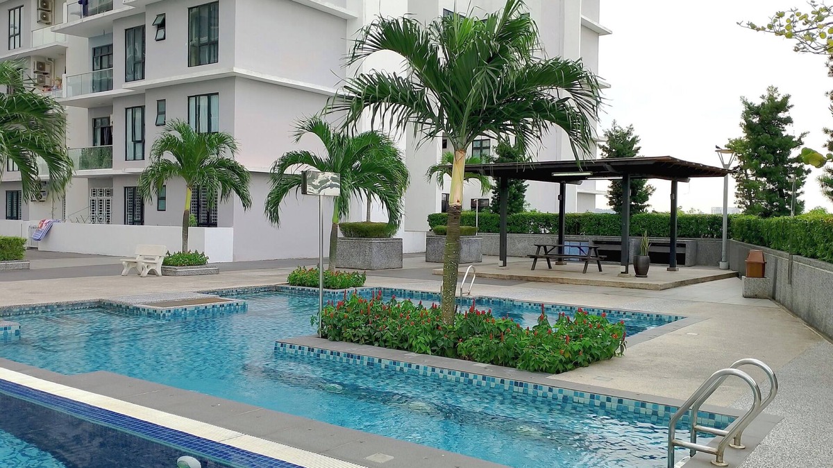 Taman Bukit Mewah House | The Platino - Located next to Paradigm mall.