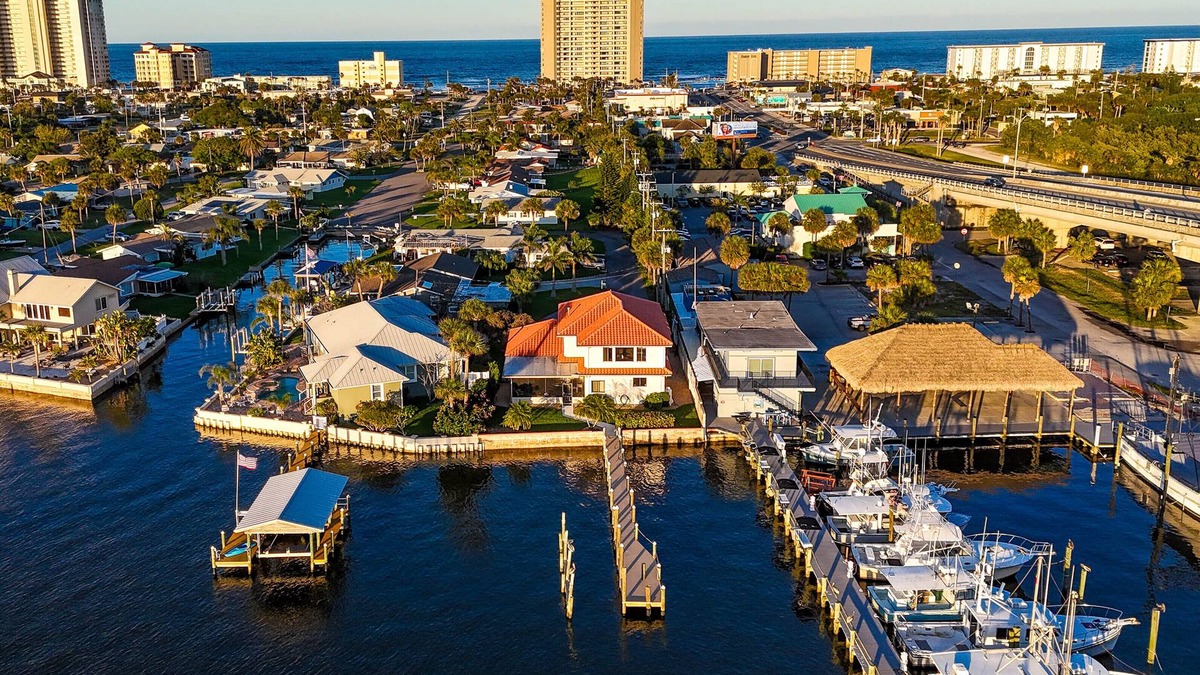 Port Orange House | The PLAYFUL PELICAN on Florida's Intercostal Waterway: Beach a few blocks away