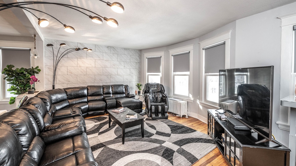 Whittier House | The Pleasant Mansion 6BR (Uptown/Downtown) by Lux Life