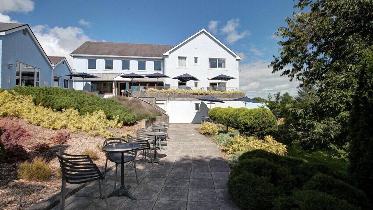 Pentrefelin Hotel | The Plough Rhosmaen