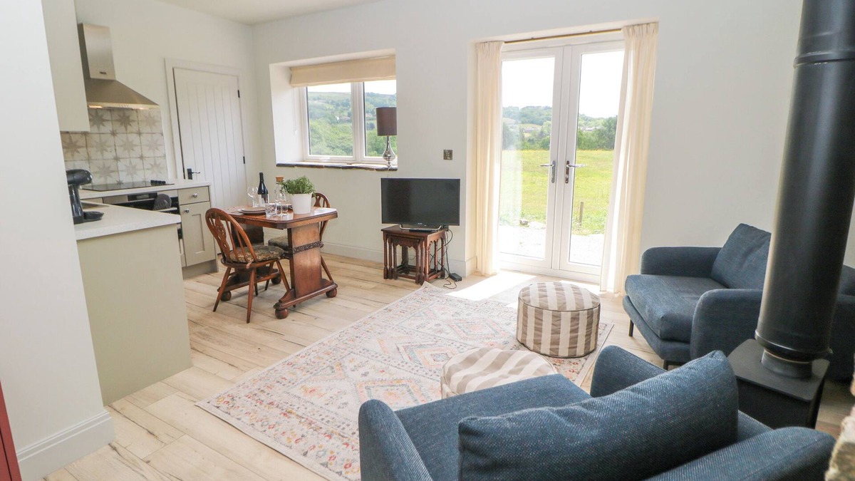 Mellor Cottage | THE PLUCKING SHED - VINEYARD STAY, pet friendly in Marple Bridge