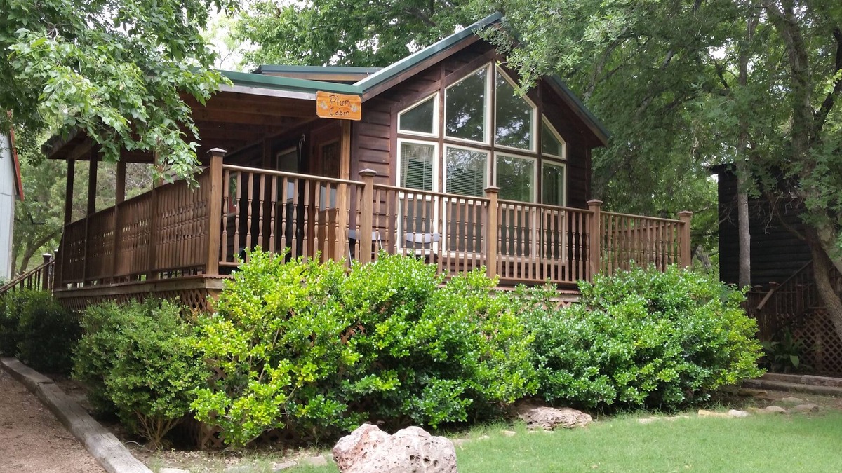 Fredericksburg Cabin | The Plum Cabin at Mendelbaum Winery Guest Cabins