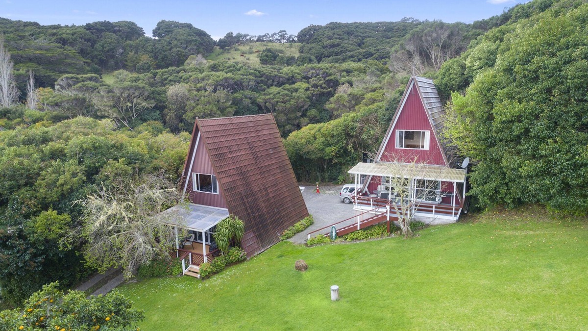 Okiato Cottage | The Plum House Wairoro Park - Russell Holiday Home