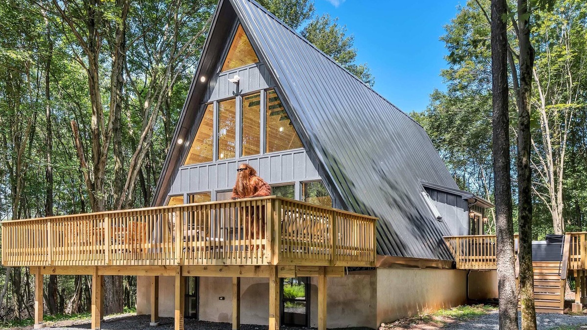 Blakeslee Cabin | The Pocono Dreamhouse | Lake Access | Jacuzzi