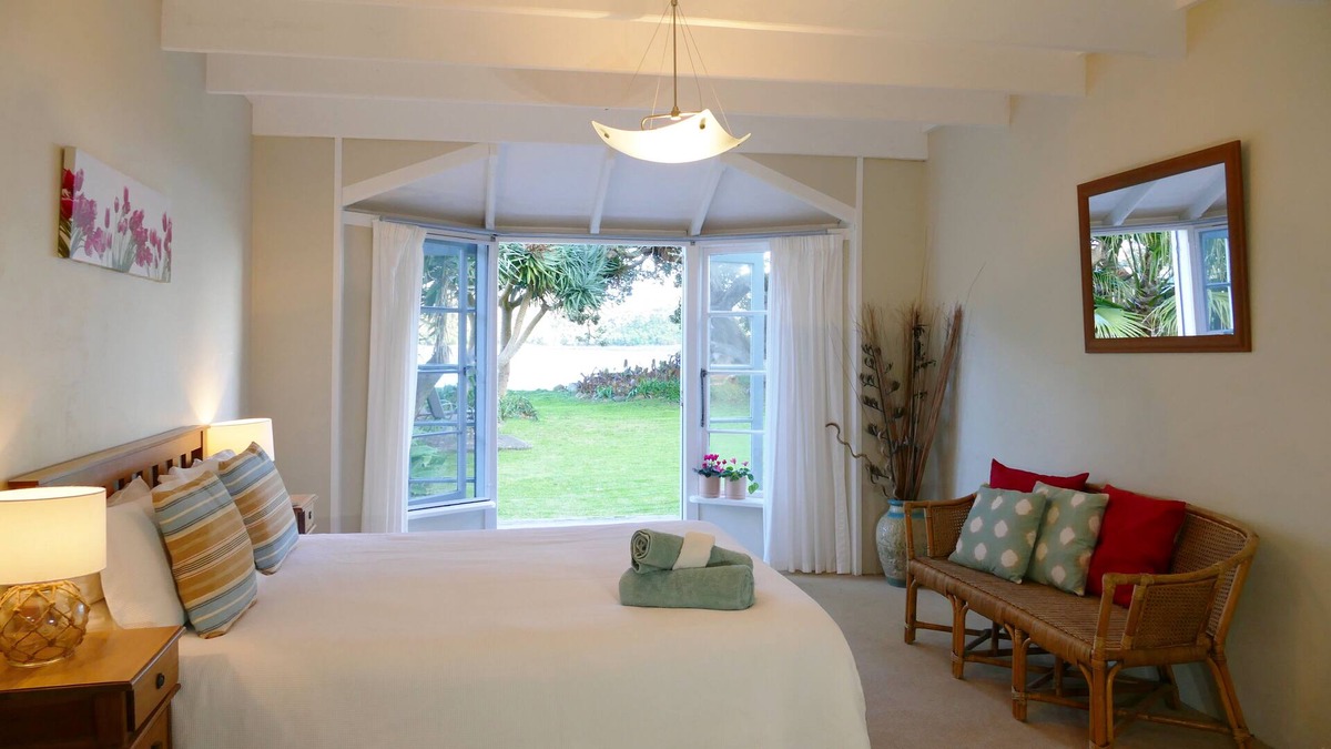 Te Tii House | The Pohutakawa Beach House at Tapuaetahi, Kerikeri.