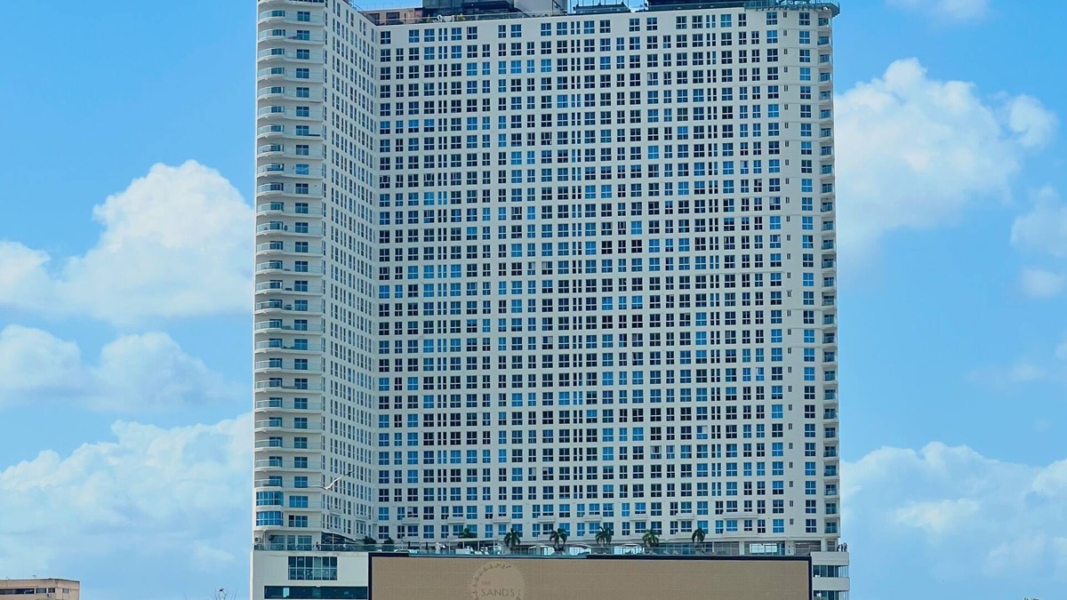 Calidonia Apartment | The Point – Stylish 2-BR w/Pool, Gym , Private Balcony & Free Parking