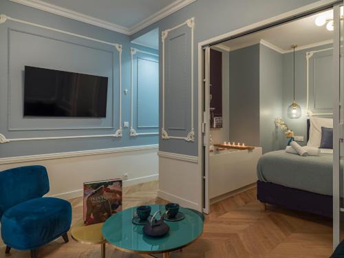 Chaillot Apartment | The Pompadour Suite